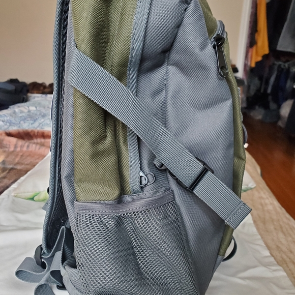 Desert Springs Hydration Backpack w/ 2L Water Bladder - Picture 3 of 8